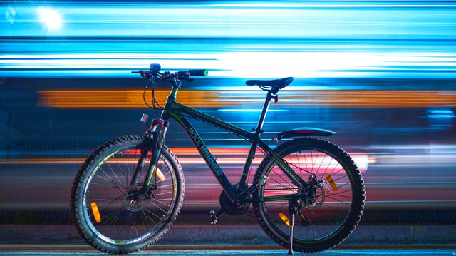 Vélo avec lumière du soir
